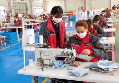 洛浦县 扶贫产业园助力农民转型工人，箱包销售开辟致富路