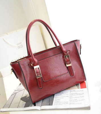 2014方扣单肩小包 经典设计，永不过时的女性时尚伴侣